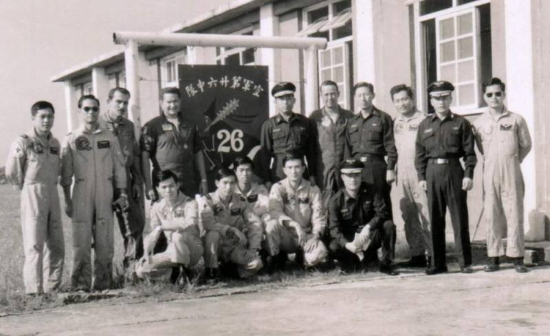 連穎捷父親汪顯群少校（前排左2），曾任空軍401聯隊第五大隊第26中隊、第12戰術偵察機隊飛行官。（連穎捷提供）