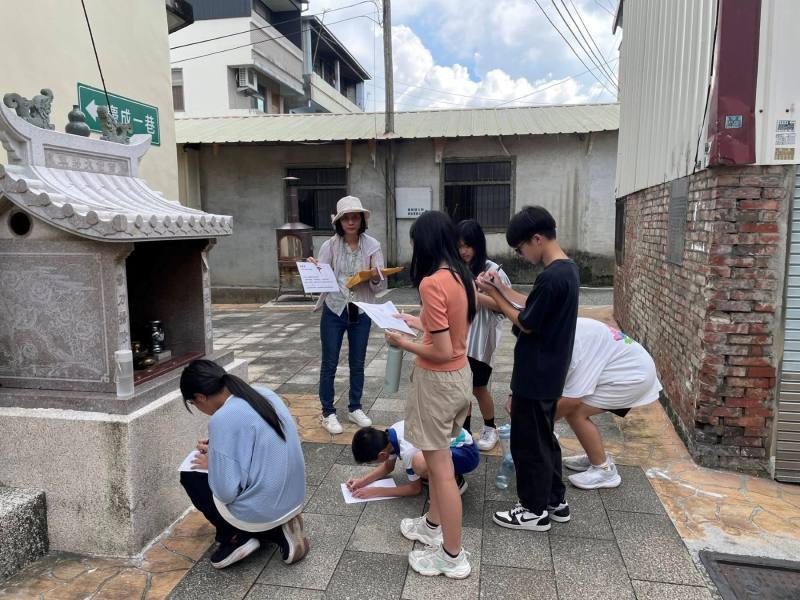 臺中市東華國中學生根據線索卡記錄學習單