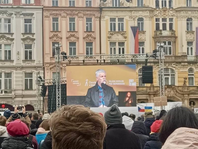 捷克總統帕維爾（Petr Pavel）21日在布拉格舊城廣場的「共同為烏克蘭！」集會上，感謝捷克民眾持續援助烏克蘭抗俄，並呼籲政府繼續提供支持，直到烏克蘭實現和平。（民眾提供）