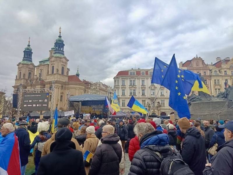 俄羅斯入侵烏克蘭將滿4年，約有800人21日在布拉格舊城廣場參加「共同為烏克蘭！」集會。（捷克民眾Marek提供）