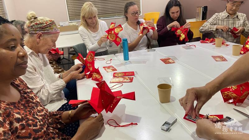 大家一起動手，認真地用紅包袋摺成小燈籠