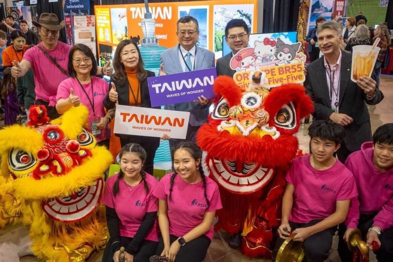 觀光署紐約辦事處主任莊靜真（後排左2）、駐芝加哥辦事處長類延峰（後排右3）與活動貴賓及舞獅群，在2026芝加哥國際旅遊與冒險展台灣館前合影。（駐芝加哥辦事處提供）