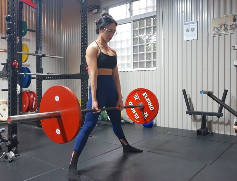 從單純陪先生運動到成為專業健力選手，體重46公斤的方慧玲（圖）可舉起約體重4倍的槓鈴，征戰國內外賽事屢獲佳績。