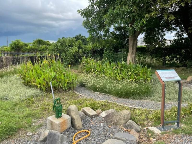 高雄市鳳山區的中正國小利用停車場一處平時不常被踩踏的角落，蒐集來自停車場與涼亭屋頂的逕流，導入雨水花園與地下蓄水設施，不僅分擔了原先的排水壓力，也建立起一套可循環的水管理系統。（環境部提供）