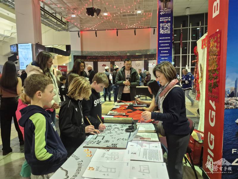 小朋友們很用心地用毛筆寫出「馬」字