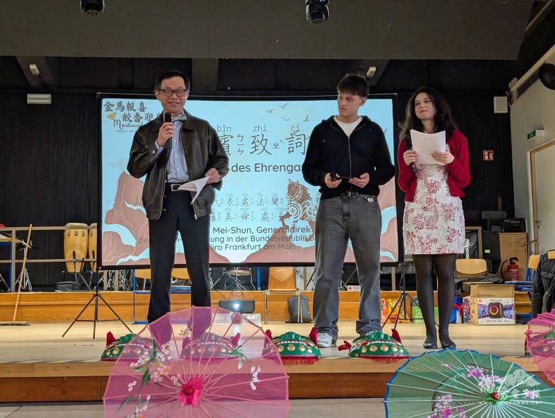 駐法蘭克福辦事處處長羅美舜(左1)勉勵師生在新的一年如駿馬奔騰、積極向前