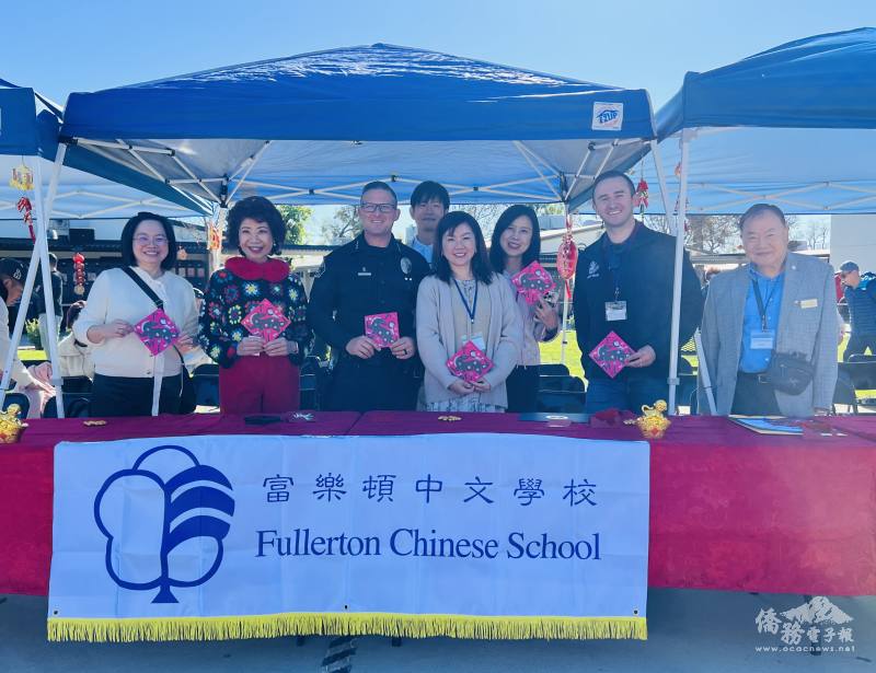 橙縣文教中心主任蕭蓓如（中）與美國國會加州眾議員主任Cody Mendoza（右2）、加州眾議員Joe Pak（右1）及富樂頓警察局局長Jon Radus（左3）、富樂頓校長李惠雅（右3）、富樂頓華協會前會長劉宜靜（左1）、現任協會會長邱浩然（左4）以及橙縣Arborland 蒙特梭利校長陳淑玲(左2)合影