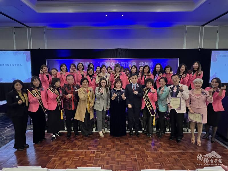 世華姊妹與貴賓合影