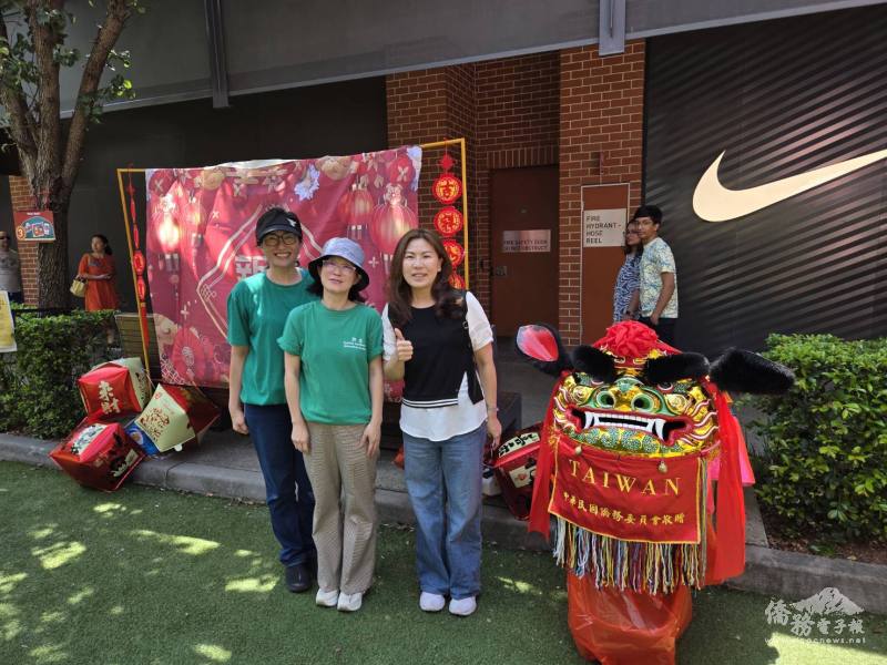 雪梨文教中心主任江佳慧(右1)感謝西北中文學校執行長蔡怡聲(中)及校長(左1)積極推廣TCML招生