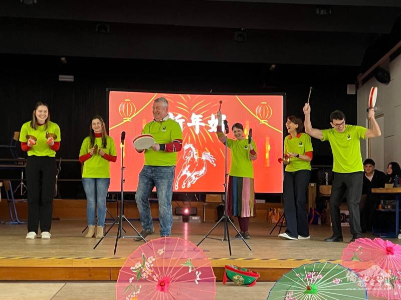 TCML學員精彩演繹傳統曲藝「三句半」，逗趣幽默的表演博得全場陣陣掌聲與歡笑