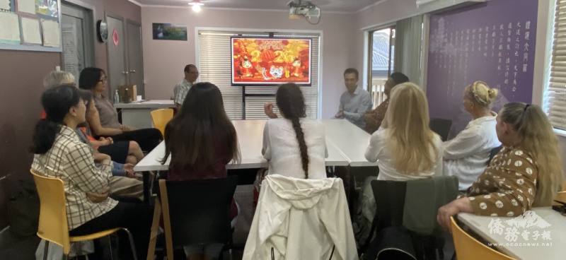 向大家介紹農曆新年的由來習俗，也與大家交流互動