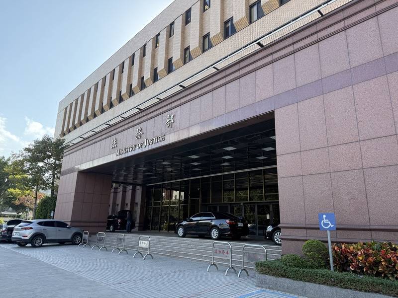 成少犯罪增加，尤以詐欺案件為大宗，少年事件處理法施行後，規定少年觸法後應移送少年法庭審理，導致少年成為刑事犯罪「斷點」，提高檢方打擊犯罪難度。圖為法務部。