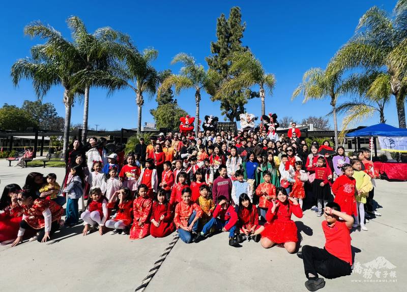 全體學校師生與貴賓合影