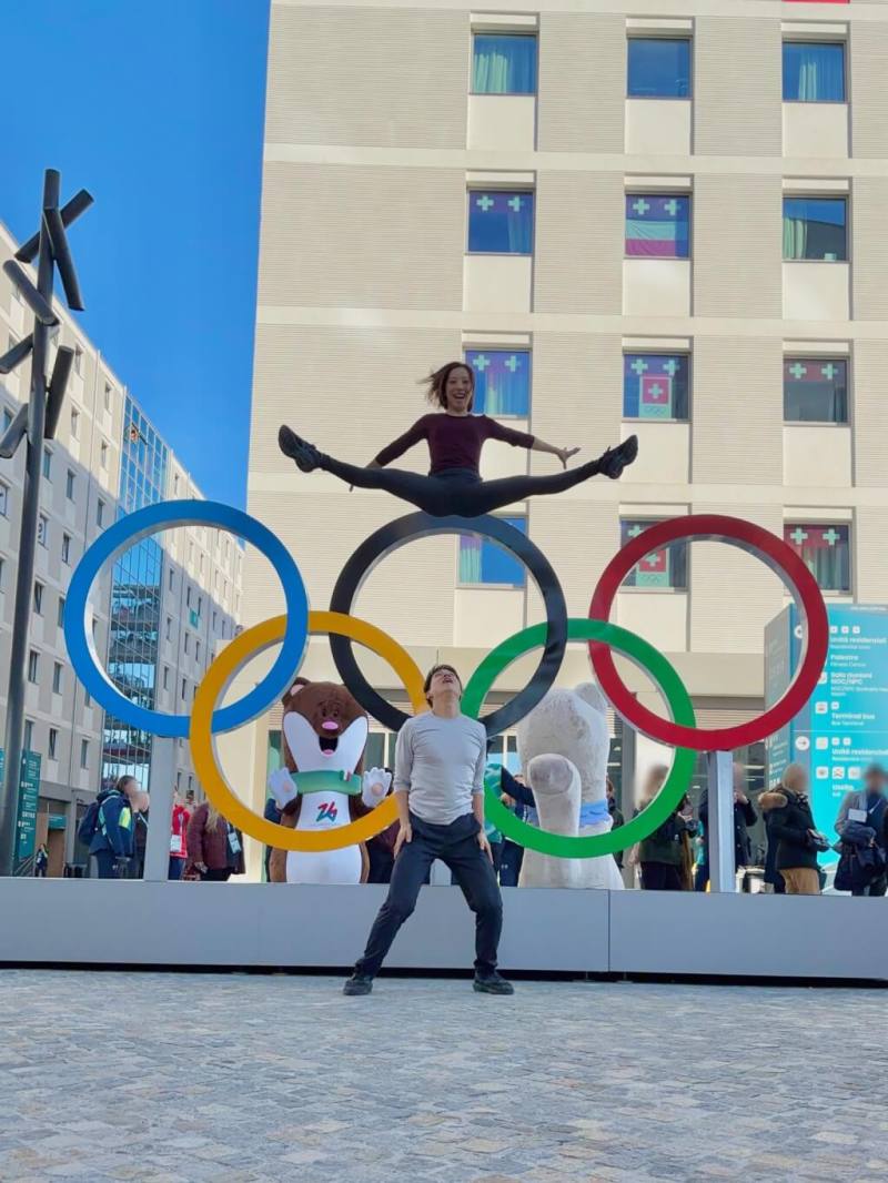 在米蘭冬奧花式滑冰雙人項目奪下金牌的日本選手三浦璃來（上）23日在社群媒體平台X上發布照片，畫面中三浦被木原龍一（下）拋起來，雙腳劈開，剛好與五環頂端重疊。（圖取自x.com/miurariku1217）