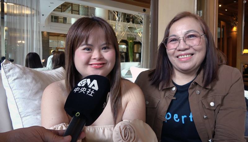 唐氏症患者克莉絲蒂爾．吳（左）去年12月27日憑藉電影「我很完美」，成為菲律賓影史首位唐氏症影后。圖為克莉絲蒂爾與母親艾米．吳（右）日前接受中央社專訪。