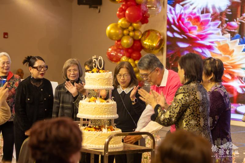 普慕納中文學校歷任行政人員一起切蛋糕慶祝50年