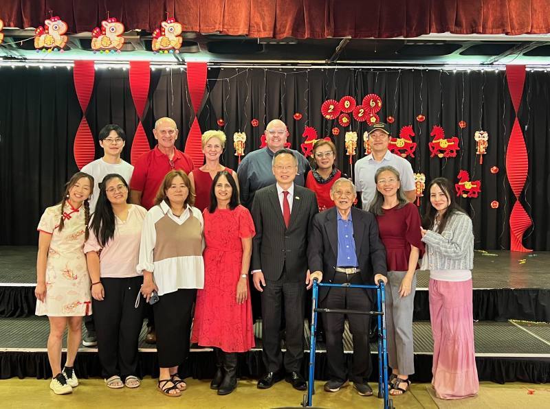 駐南非代表處大使廖文哲偕僑務秘書李永盛與斐京華僑公學教職團隊共賀新春