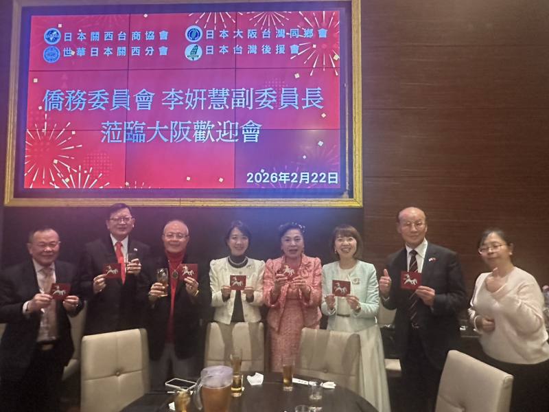 李姸慧(左四)贈送馬年福袋