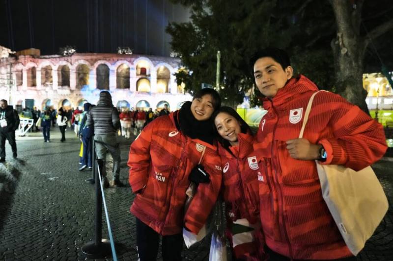 坂本香織（左）、三浦梨花（中）和木原龍一（右）22日微笑離開比賽場地。（共同社）