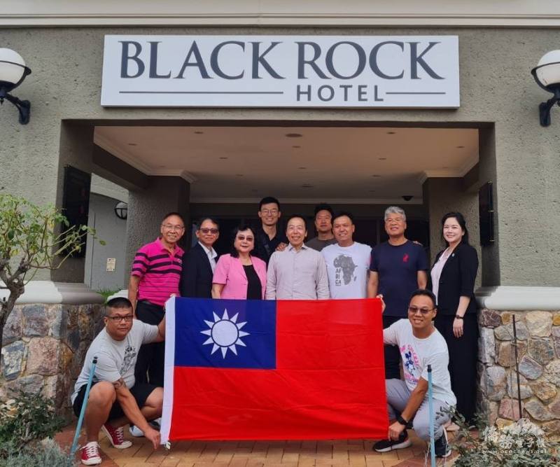 許世旭與溫嵐珠等僑領合影