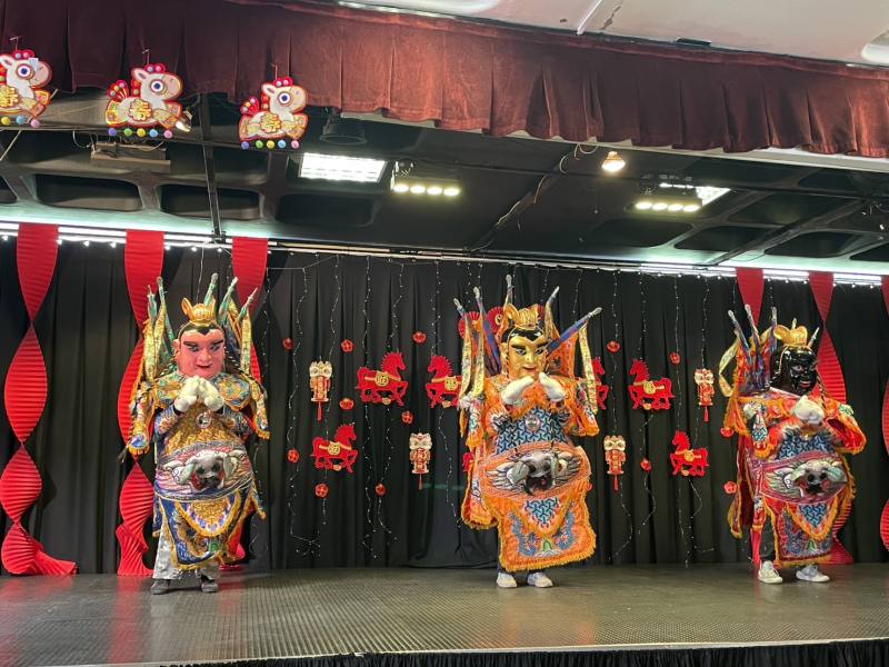 電音三太子精彩演出揭開斐京華僑公學馬年新春慶祝活動序幕，現場氣氛熱烈