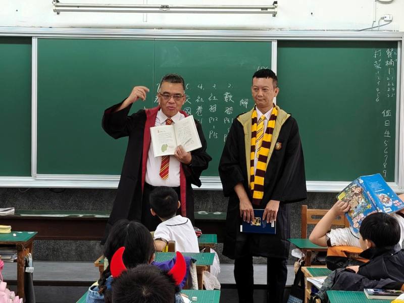 嘉義市興嘉國小校長與家長會長入班聊書，以身作則示範閱讀分享，深化家校共讀文化