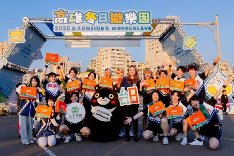 日本東京都姐妹市八王子市的「東京都立大學男子啦啦隊MAXONS」，為高雄燈會「高雄冬日遊樂園」帶來精彩演出。（高雄市觀光局提供）