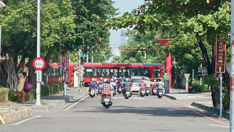 阿里山林鐵3月2日起實施訂票立即付款，改變之前訂票後2日內完成付款的規定，要減少退票率，增進收入。圖為阿里山火車經過嘉義市忠孝路平交道情景。