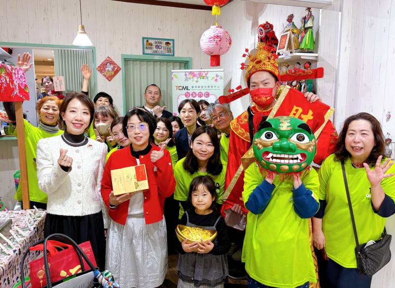 學生與副委員長李姸慧(前排左一)合影