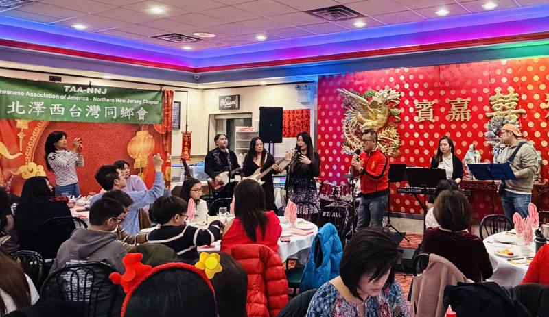 振天君樂團於「馬上有錢—新春大尾牙」現場演唱，氣氛熱烈，掌聲不斷