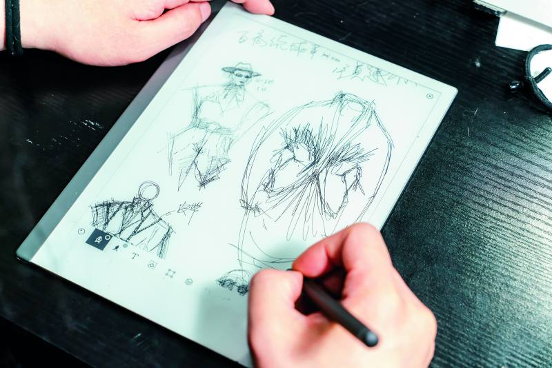 （下圖）思維先行的郭瑋，喜歡探索社會現象，先發展為故事，最後才化成個人的設計。（林旻萱攝）