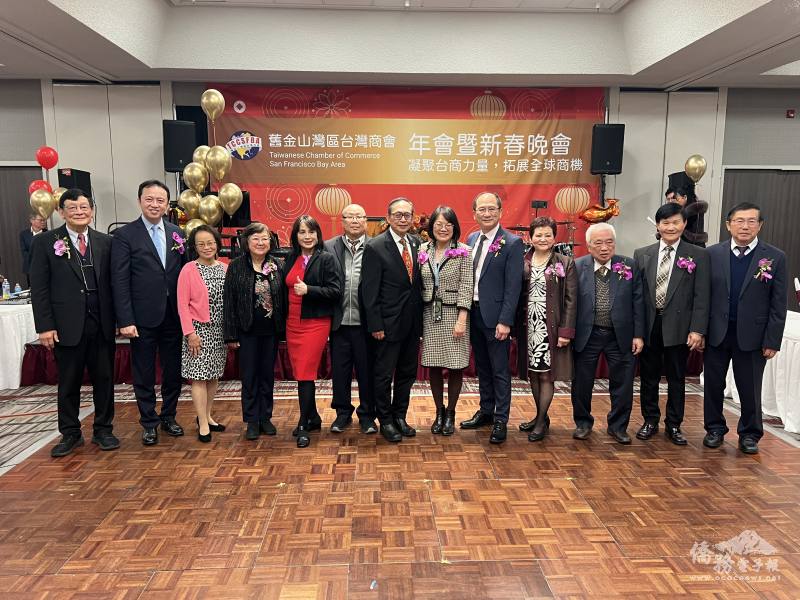 會長何淑貞(右六)與商會前會長合影