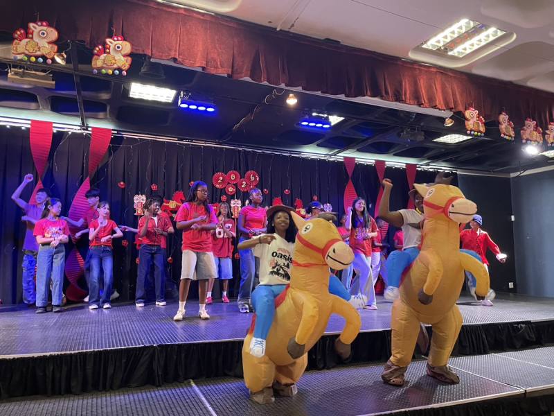 學生以活潑舞蹈展現青春朝氣，歡慶馬年，祝福與會貴賓及校內師生新年快樂