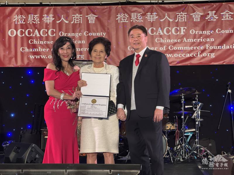 國會議員劉雲平（右一）偕母親劉丘繼聰（中）出席年會，並表揚胡安瀅領導有方