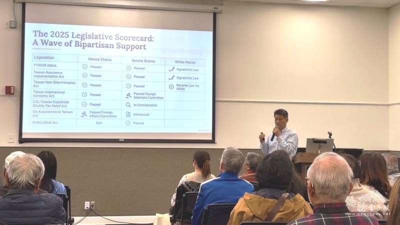 柑縣臺灣人公共事務會會長洪偉凱(持麥克風者) 致詞及分享臺灣人公共事務會在美國國會推動友台法案的成果和願景。=