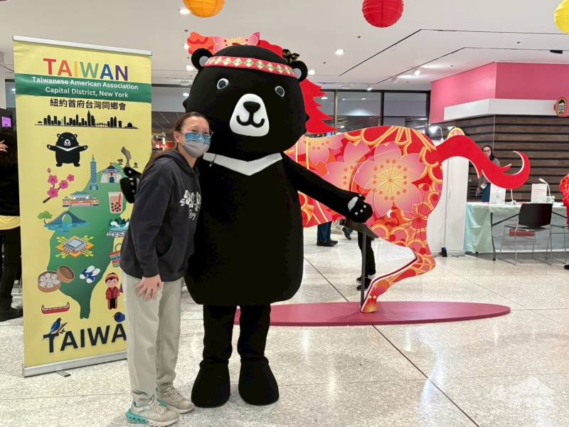 台灣黑熊吉祥物親切與民眾互動，其討喜且具代表性的形象成為全場目光焦點，成功為活動加深台灣文化的品牌印象。