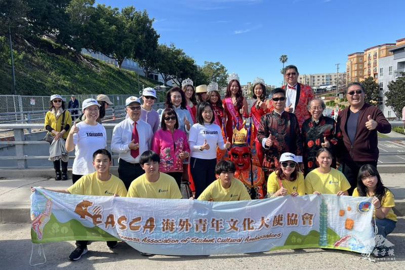 FASCA-LA學員與臺美小姐參與金龍遊行