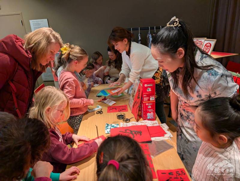 TCML教師Jiani Lee和閱讀志工Chong Jing Ni 向民眾分享剪紙和書法文化