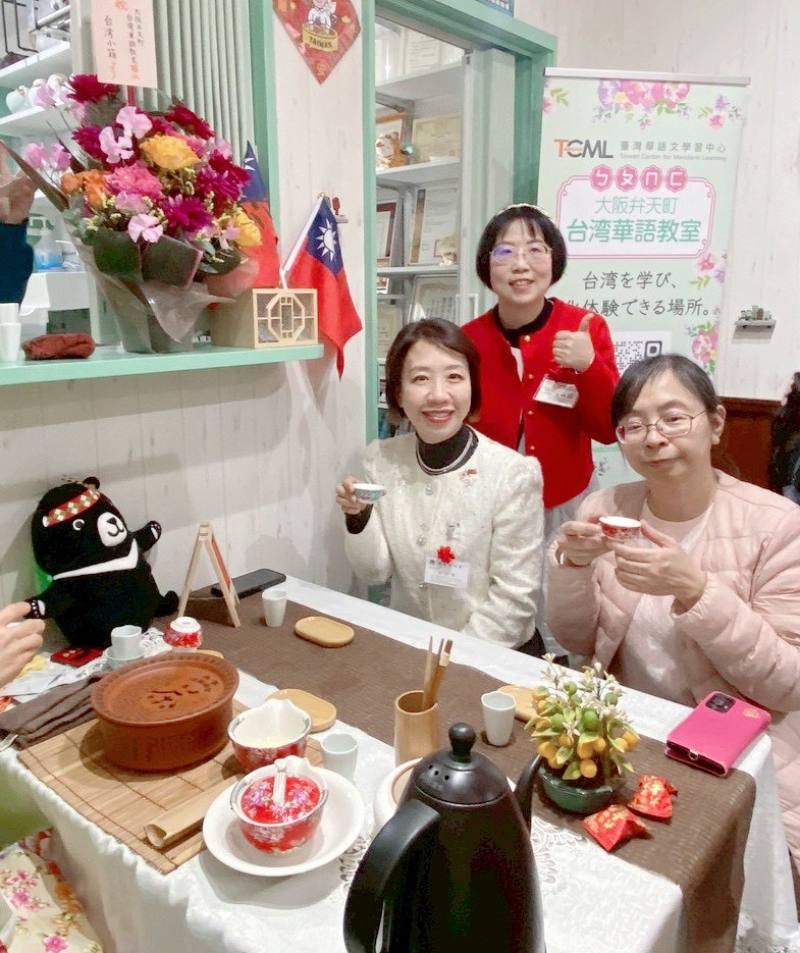 副委員長李姸慧(左)、僑務秘書黃麗婷(右)與校長陳洳豔(後方站立)體驗台灣茶