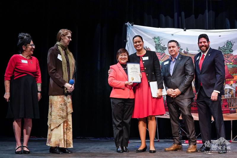 洛克維爾市長Monique Ashton與市議會頒發表彰狀給僑務委員會委員長徐佳青