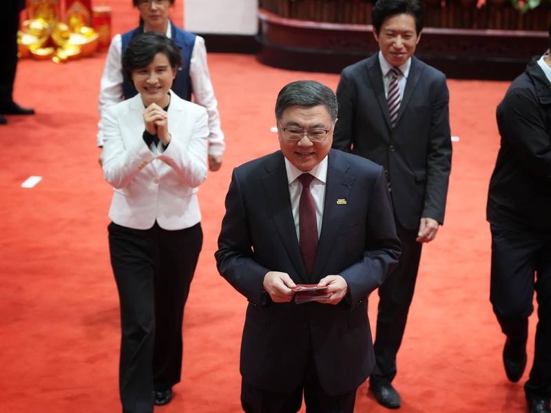 行政院23日舉行新春團拜，院長卓榮泰（前中）與副院長鄭麗君（後左）、祕書長張惇涵（後右）等人出席。中央社記者徐肇昌攝