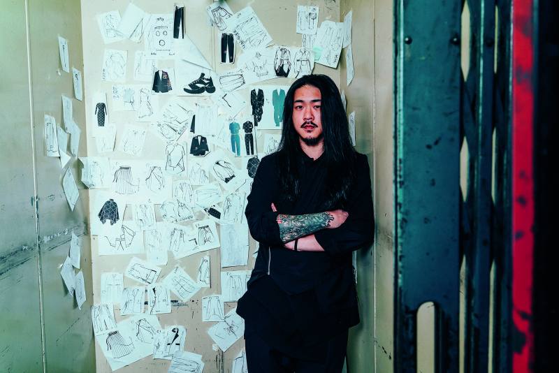 The long-haired Kuo Wei usually dresses all in black, but his subdued appearance belies the tremendous dynamism of the mind within. (photo by Lin Min-hsuan)