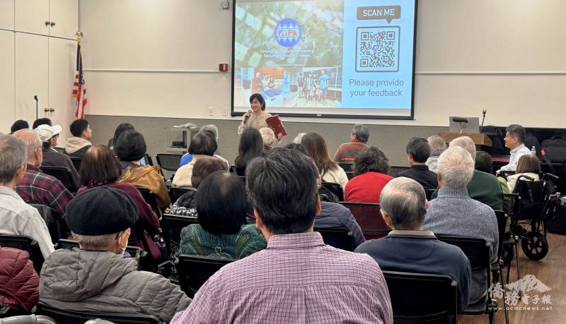 橙縣文教中心主任蕭蓓如(持麥克風者) 感謝柑縣臺灣人公共事務會用心籌劃紀念二二八電影欣賞會。=