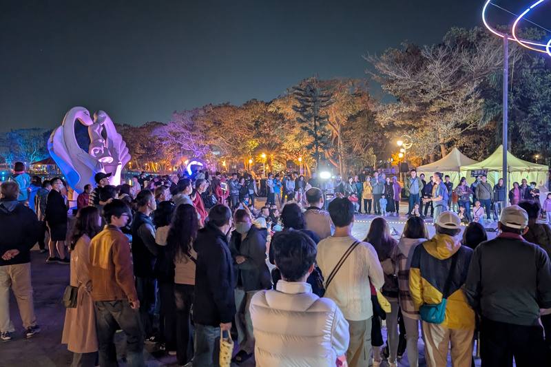 台南市文化局22日統計，三大燈節在春節連假期間吸引逾90萬人次參觀。圖為新營波光節人潮。（台南市文化局提供）
