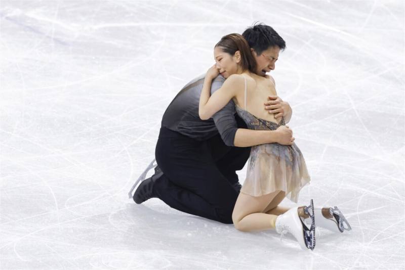 日本雙人花式滑冰選手三浦璃來（右）與木原龍一（左）16日在米蘭冬奧雙人花式滑冰賽事奪下金牌。圖為演出結束兩人在冰面上喜極而泣。（共同社）