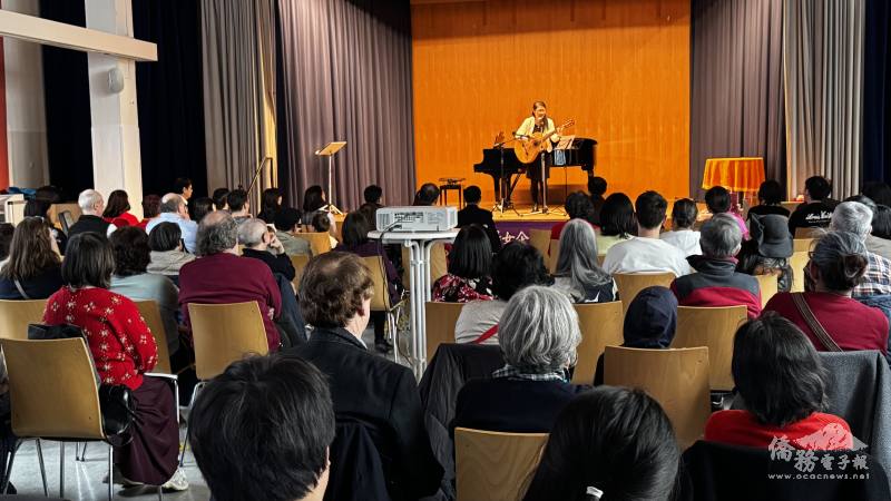 羅美舜夫人程宜宜以吉他自彈自唱〈愛拼才會贏〉等歌曲