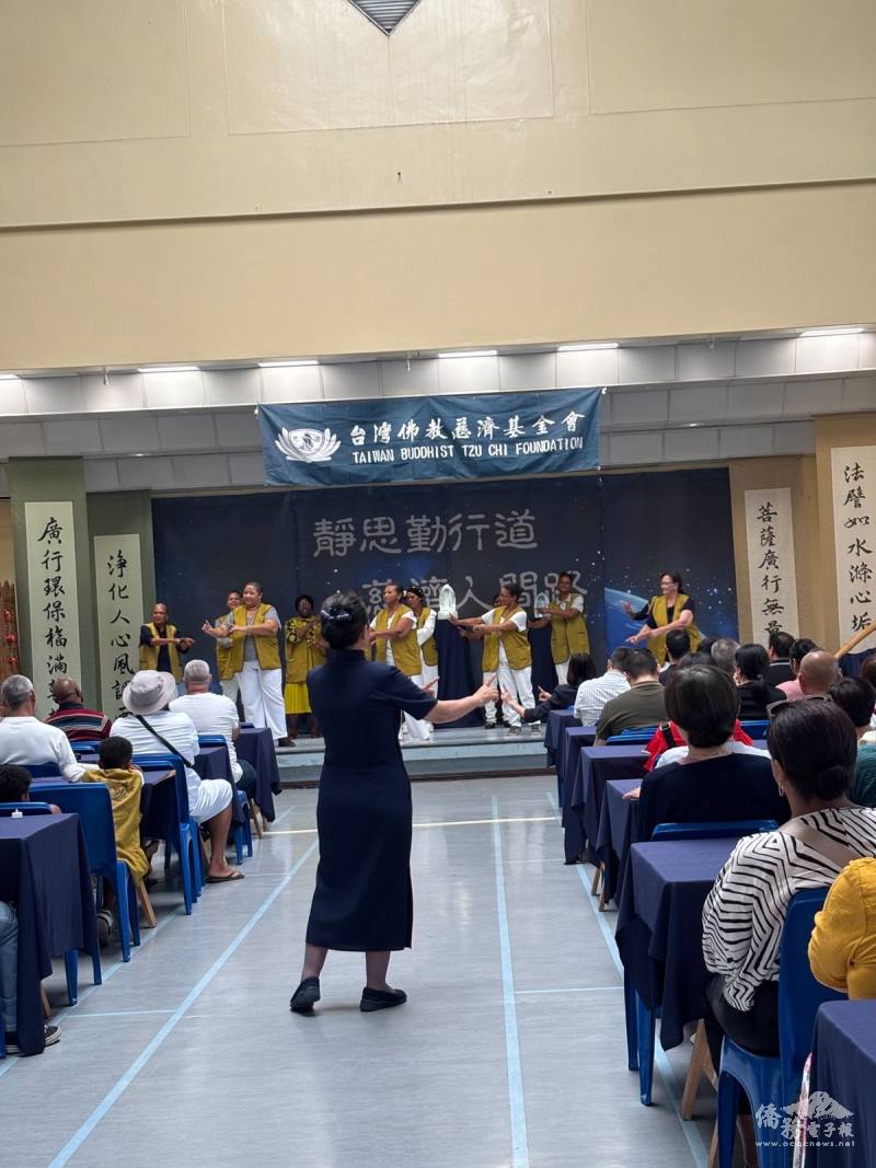 在地志工表演手語歌〈一家人〉