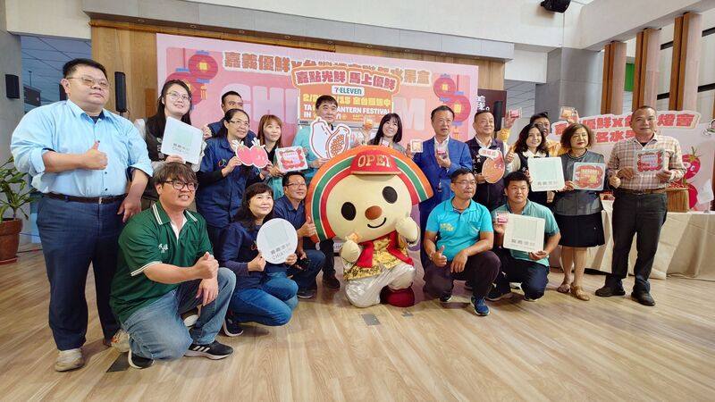 7-ELEVEN吉祥物OPEN小將23日現身嘉義縣政府，與縣長翁章梁（2排右5）及嘉義縣農會總幹事黃貞瑜（2排右6）等人，一同為「台灣燈會聯名水果盒」開箱。