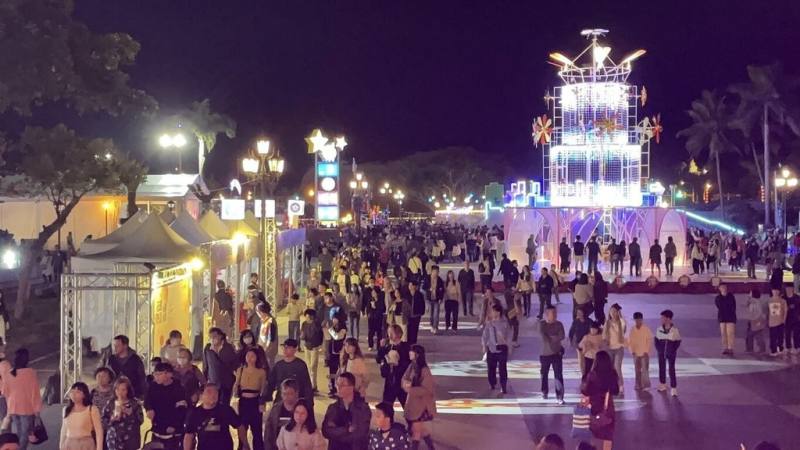 春節連假結束，花蓮縣政府公布觀光旅宿業住宿率，觀光旅館平均住房率達7至8成，民宿4至5成，南區則是呈現多日滿房狀況。圖為花蓮市日出大道燈會人潮。（花蓮縣政府提供）