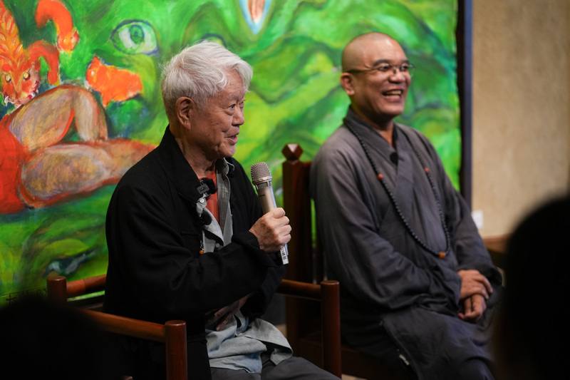 藝術家蔣勳（左）「還至本處」畫展，近期於台中菩薩寺展出。蔣勳日前於開幕致詞表示，這是他以佛教經典發想系列作品展覽的第5站，盼能從中找到安定人心的力量。右為菩薩寺住持慧光法師。（蔣勳文化基金會提供）